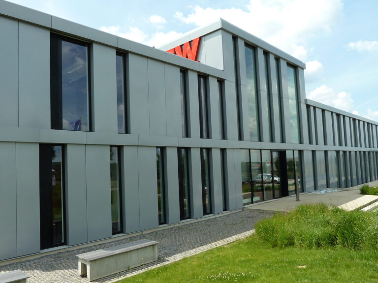 Pose du logo SEW-EURODRIVE sur le bâtiment