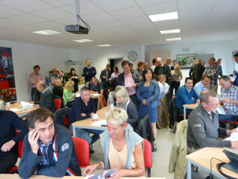 Briefing rallye lors d'une porte ouverte à Marche-en-Famenne
