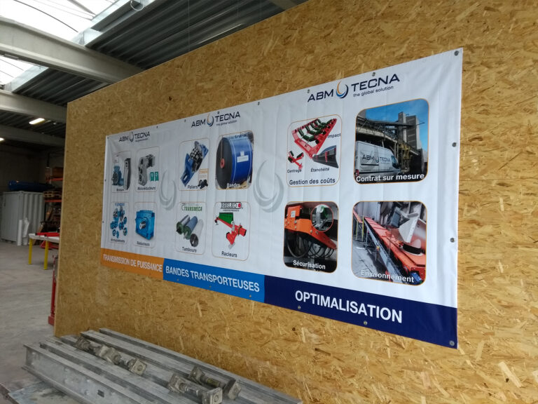 Bâche pour habiller un mur du nouveau centre de service de Tournai